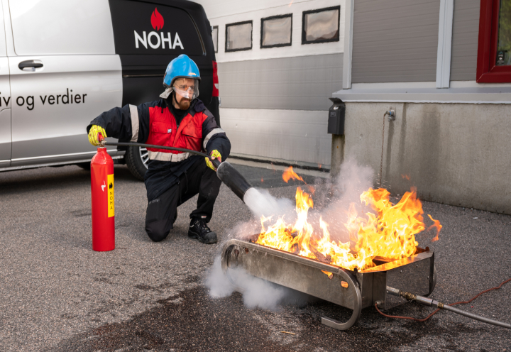 NOHA-Tekniker bruk av CO2-slokker på brannslokkekurs