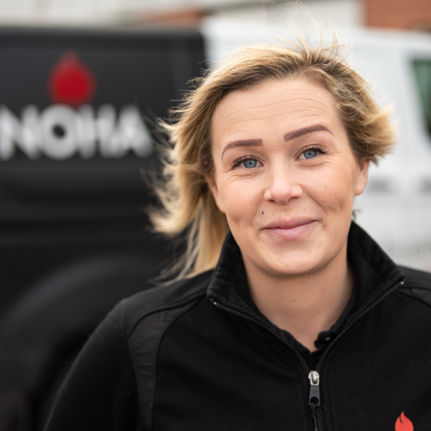NOHA ansatt smiler