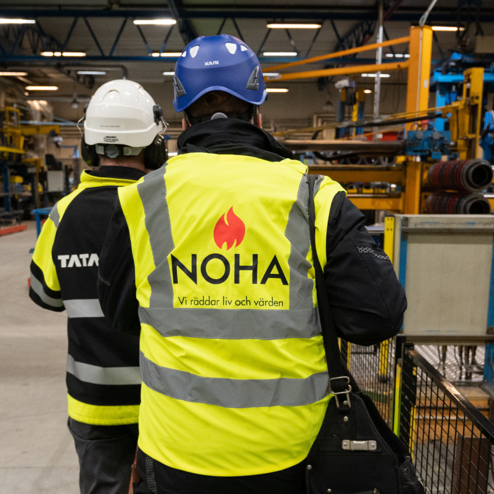 NOHA servicetekniker har på seg hjelm og synlighetsvest